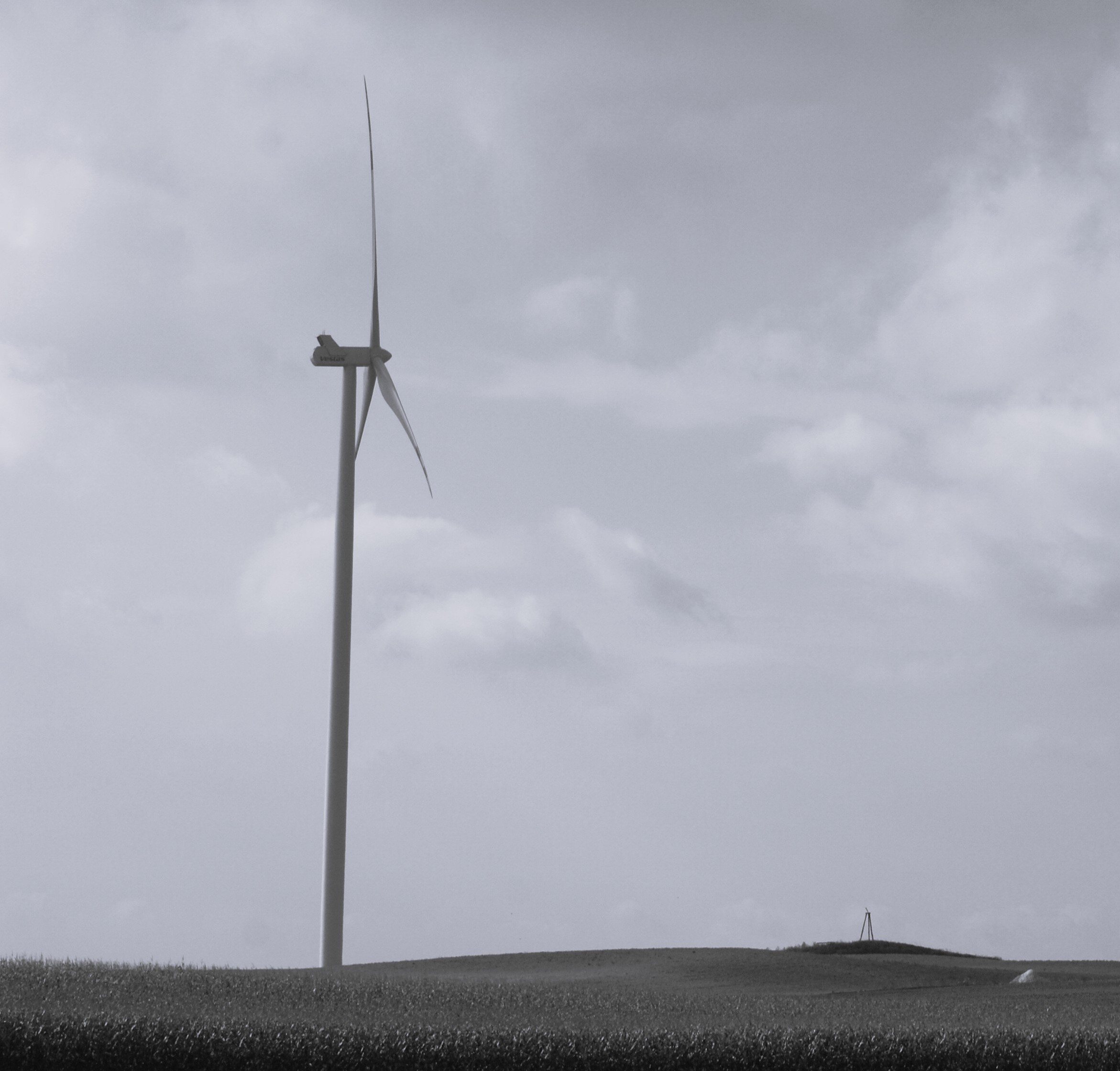Elektrownia słoneczna Vestas 2MW na tle nieba, obok wieża triangulacyjna. 